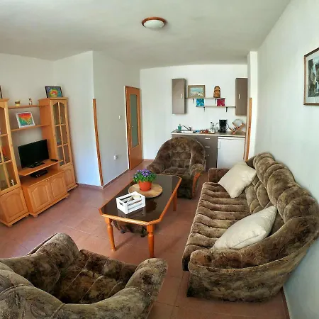 In St. With Terrace アパート *